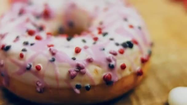 Roze Donuts Versierd Met Snoep Macro Slider Schieten Geglazuurde Zoete — Stockvideo