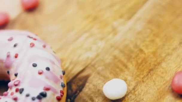粉红甜甜圈装饰糖果 宏观和滑翔机射击 甜甜的甜食 面包店和食品概念 各种彩色甜甜圈 巧克力 蓝色甜甜圈4K Uhd — 图库视频影像