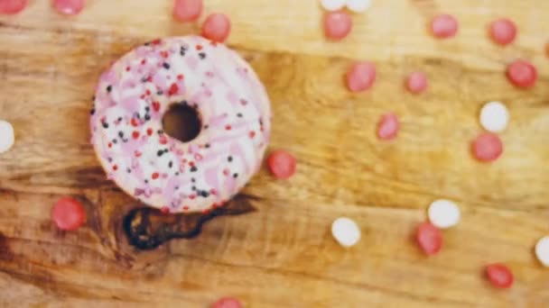 Donuts Rosa Decorados Com Doces Macro Deslizante Tiro Sobremesas Doces — Vídeo de Stock