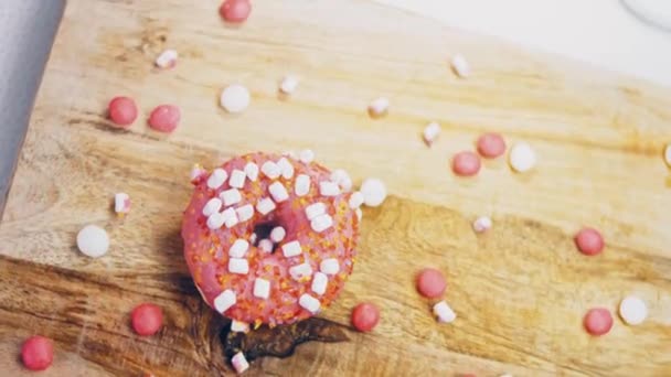 Ροζ Ντόνατς Διακοσμημένα Marshmello Σκοποβολή Μακροεντολή Και Ρυθμιστή Αρτοποιείο Και — Αρχείο Βίντεο