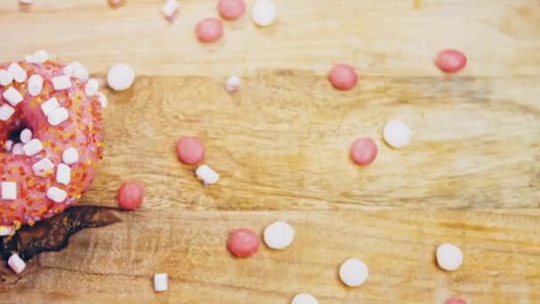 Rosa Donuts Mit Marshmello Dekoriert Makro Und Schiebereglerschießen Bäckerei Und — Stockvideo