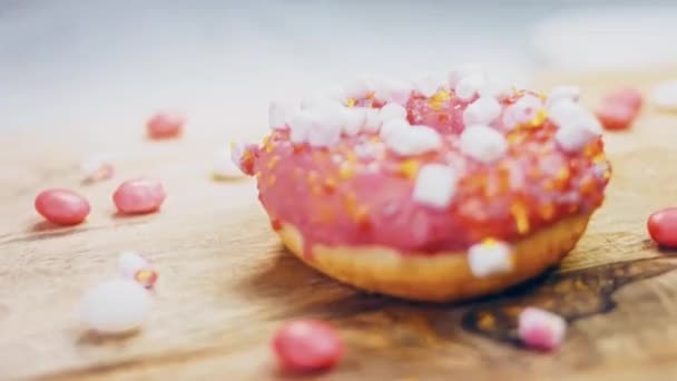 粉红甜甜圈装饰着棉花糖 宏观和滑翔机射击 面包店和食品概念 各种彩色甜甜圈 巧克力 蓝色甜甜圈4K Uhd — 图库视频影像