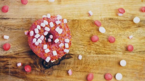 Рожеві Пончики Прикрашені Маршмелло Макро Повзунок Стрілянина Концепція Хлібобулочних Виробів — стокове відео