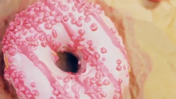 Рожеві Пончики Прикрашені Рожевим Глазур Пончики Шматку Паперу Прикрашеному Цукерками — стокове відео