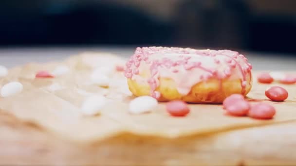 Рожеві Пончики Прикрашені Рожевим Глазур Пончики Шматку Паперу Прикрашеному Цукерками — стокове відео