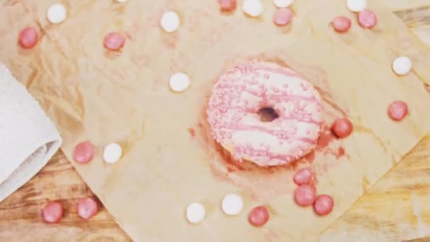 Donuts Roses Décorés Glaçage Rose Les Beignets Sont Sur Morceau — Video