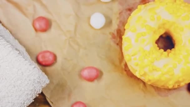 Ciambelle Rosa Decorate Con Glassa Gialla Ciambelle Sono Pezzo Carta — Video Stock