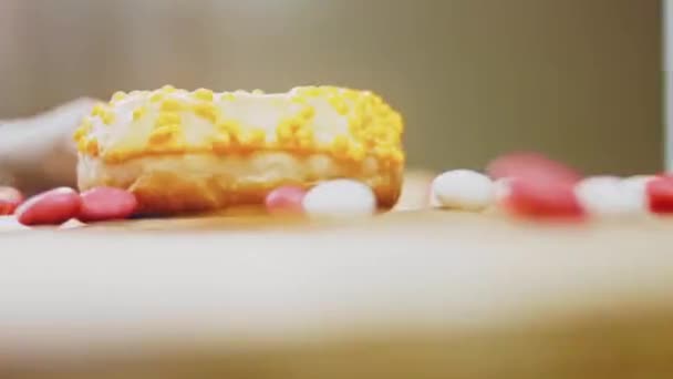 도넛은 노란색으로 장식되어 있습니다 도넛은 사탕으로 장식된 있습니다 매크로와 슬라이더 — 비디오