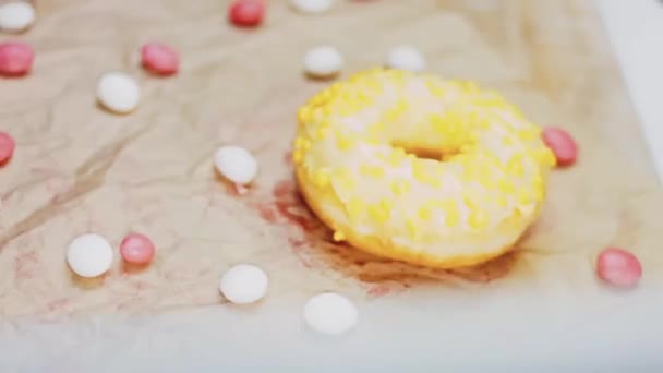 Donuts Cor Rosa Decorados Com Cobertura Amarela Donuts Estão Pedaço — Vídeo de Stock