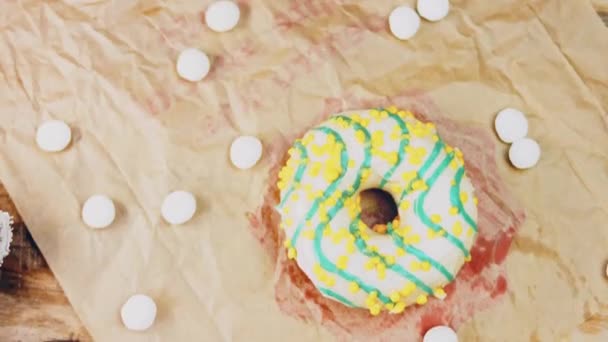 Donuts Amarelos Decorados Com Cobertura Azul Donuts Estão Pedaço Papel — Vídeo de Stock