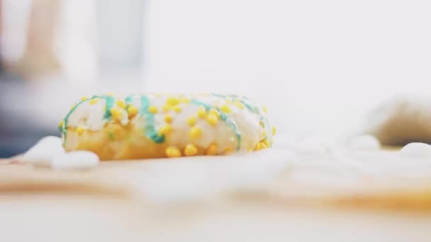 노란색 도넛은 파란색으로 장식되어 있습니다 도넛은 사탕으로 장식된 있습니다 매크로와 — 비디오