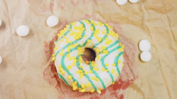 Donuts Amarelos Decorados Com Cobertura Azul Donuts Estão Pedaço Papel — Vídeo de Stock