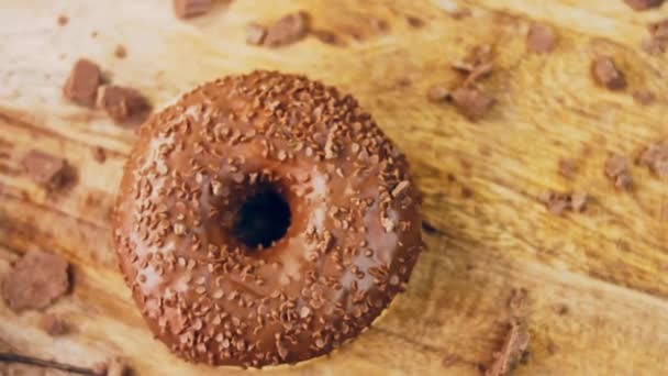 Çikolatalı Çörekler Çikolata Parçalarıyla Süslenmiş Donutlar Doğal Çikolatayla Süslenmiş Bir — Stok video
