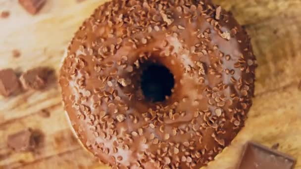 Ντόνατς Σοκολάτας Διακοσμημένα Κομμάτια Σοκολάτας Ντόνατς Είναι Χαρτί Διακοσμημένο Φυσική — Αρχείο Βίντεο
