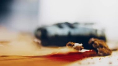 Oeo bisküvileriyle süslenmiş çikolatalı çörekler. Donutlar doğal çikolatayla süslenmiş bir kağıdın üzerinde. Makro ve kaydırma atışı. Fırın ve yemek konsepti. Çeşitli renkli çörekler. Çikolata.