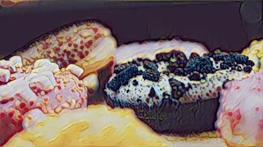 Çikolata, marşmelov ve retro pişirme tepsisindeki şekerli çörekler. Donutlar doğal çikolatayla süslenmiş bir kağıdın üzerinde. Makro ve kaydırma atışı. Çeşitli renkli çörekler. Çikolata, pembe, mavi çörekler