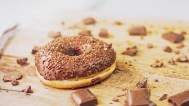 Donuts Chocolat Décorés Morceaux Chocolat Les Beignets Sont Sur Papier — Video