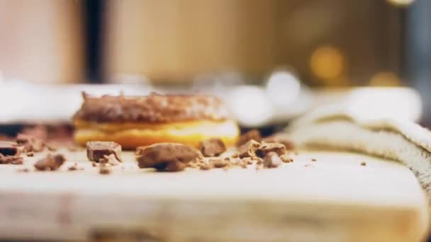 Schokoladen Donuts Mit Schokoladenstücken Verziert Donuts Stehen Auf Einem Papier — Stockvideo
