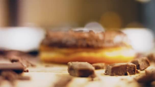 Donat Coklat Yang Dihias Dengan Potongan Coklat Donat Berada Atas — Stok Video