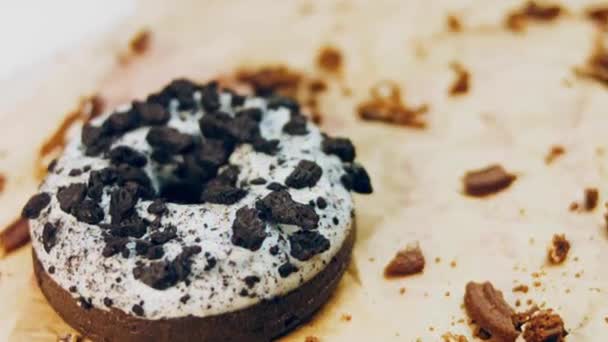 Rosquillas Chocolate Decoradas Con Trozos Galletas Oreo Las Rosquillas Están — Vídeo de stock