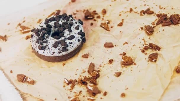 Rosquillas Chocolate Decoradas Con Trozos Galletas Oreo Las Rosquillas Están — Vídeo de stock