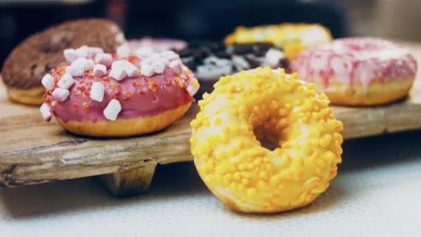 Chocolade Marshmello Snoepdonuts Een Retro Bakplaat Donuts Zijn Een Papier — Stockvideo