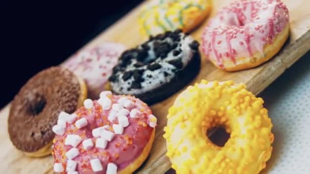 Schokolade Marshmello Und Bonbon Donuts Auf Einem Retro Backblech Donuts — Stockvideo