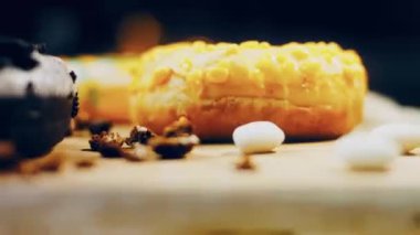Çikolata, marşmelov ve retro pişirme tepsisindeki şekerli çörekler. Donutlar doğal çikolatayla süslenmiş bir kağıdın üzerinde. Makro ve kaydırma atışı. Çeşitli renkli çörekler. Çikolata, pembe, mavi çörekler