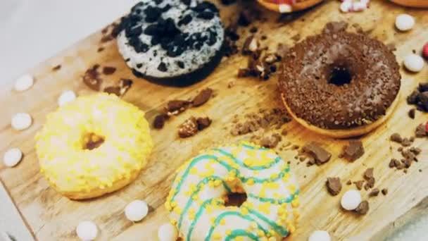 Schokolade Marshmello Und Bonbon Donuts Auf Einem Retro Backblech Donuts — Stockvideo