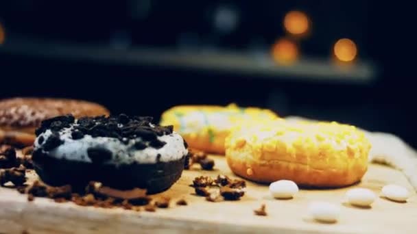 Σοκολάτα Λουκουμάδες Και Ντόνατς Ένα Ρετρό Ταψί Ντόνατς Είναι Χαρτί — Αρχείο Βίντεο
