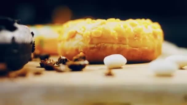 Czekolada Marshmello Pączki Cukierkowe Tacce Pieczenia Retro Pączki Papierze Ozdobionym — Wideo stockowe