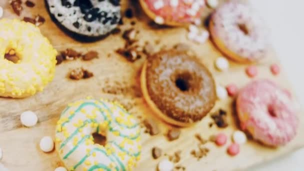 Chocolade Marshmello Snoepdonuts Een Retro Bakplaat Donuts Zijn Een Papier — Stockvideo