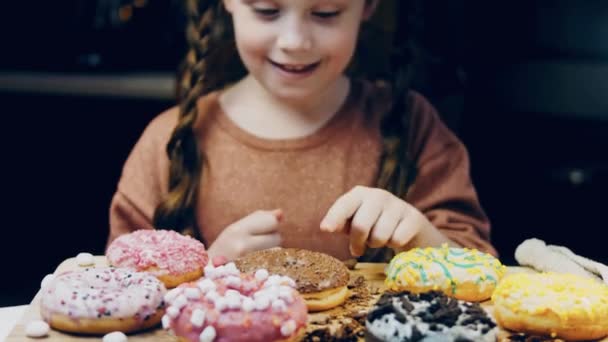 Chica Elige Entre Varios Regalos Señala Con Dedo Chocolate Marshmello — Vídeos de Stock