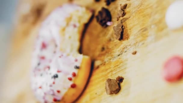 Ροζ Ντόνατς Διακοσμημένα Ροζ Κερασάκι Ντόνατς Είναι Ένα Κομμάτι Χαρτί — Αρχείο Βίντεο
