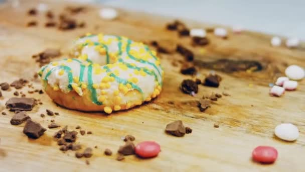 Donut Tiene Una Mordida Forma Boca Rosquillas Amarillas Decoradas Con — Vídeo de stock