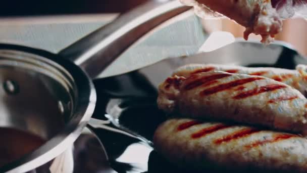 Bbq 브랫을 준비하는 요리의 — 비디오