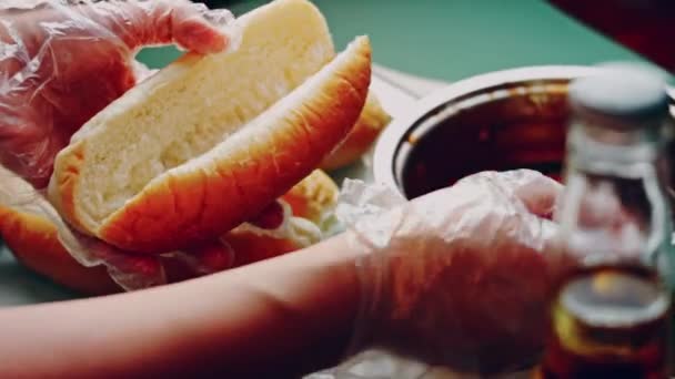 Процесс Подготовки Барбекю Brats Попробуйте Американскую Кухню — стоковое видео
