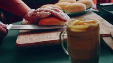 Klasik Amerikan hamburgeri hazırlama süreci.