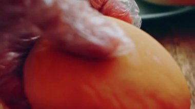 Klasik Amerikan hamburgeri hazırlama süreci.