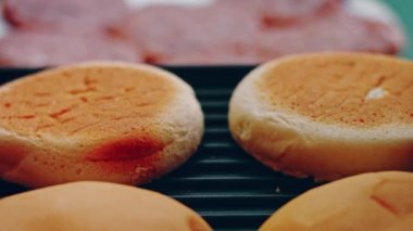 Klasik Amerikan hamburgeri hazırlama süreci.