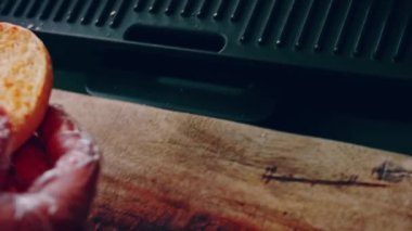 Klasik Amerikan hamburgeri hazırlama süreci.