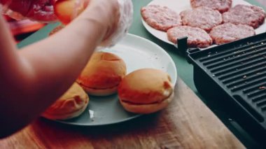 Klasik Amerikan hamburgeri hazırlama süreci.