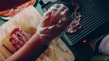 Klasik Amerikan hamburgeri hazırlama süreci.