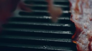 Klasik Amerikan hamburgeri hazırlama süreci.