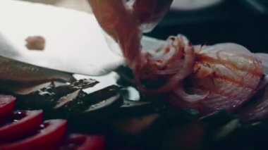 Klasik Amerikan hamburgeri hazırlama süreci.