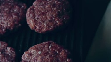 Klasik Amerikan hamburgeri hazırlama süreci.