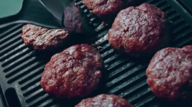 Klasik Amerikan hamburgeri hazırlama süreci.