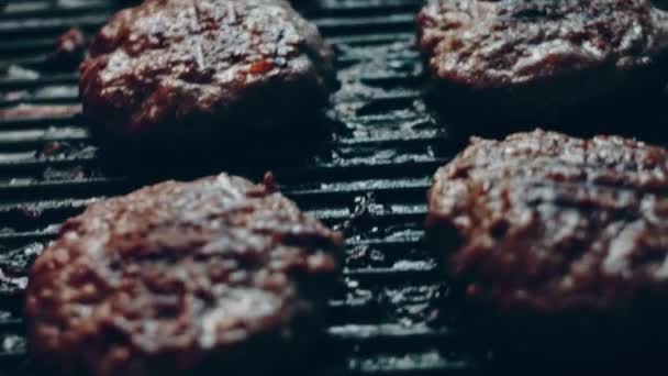 Процесс Приготовления Классического Американского Бургера — стоковое видео