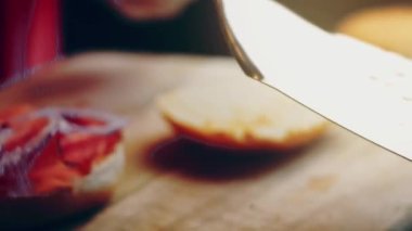 Klasik Amerikan hamburgeri hazırlama süreci.