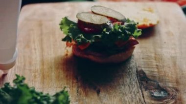 Klasik Amerikan hamburgeri hazırlama süreci.